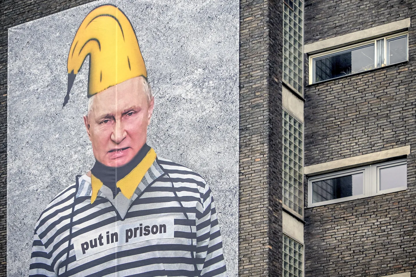 Saksa kunstniku Thomas Baumgaerteli teos Put-in-Prison Kölni hoone fassaadil.