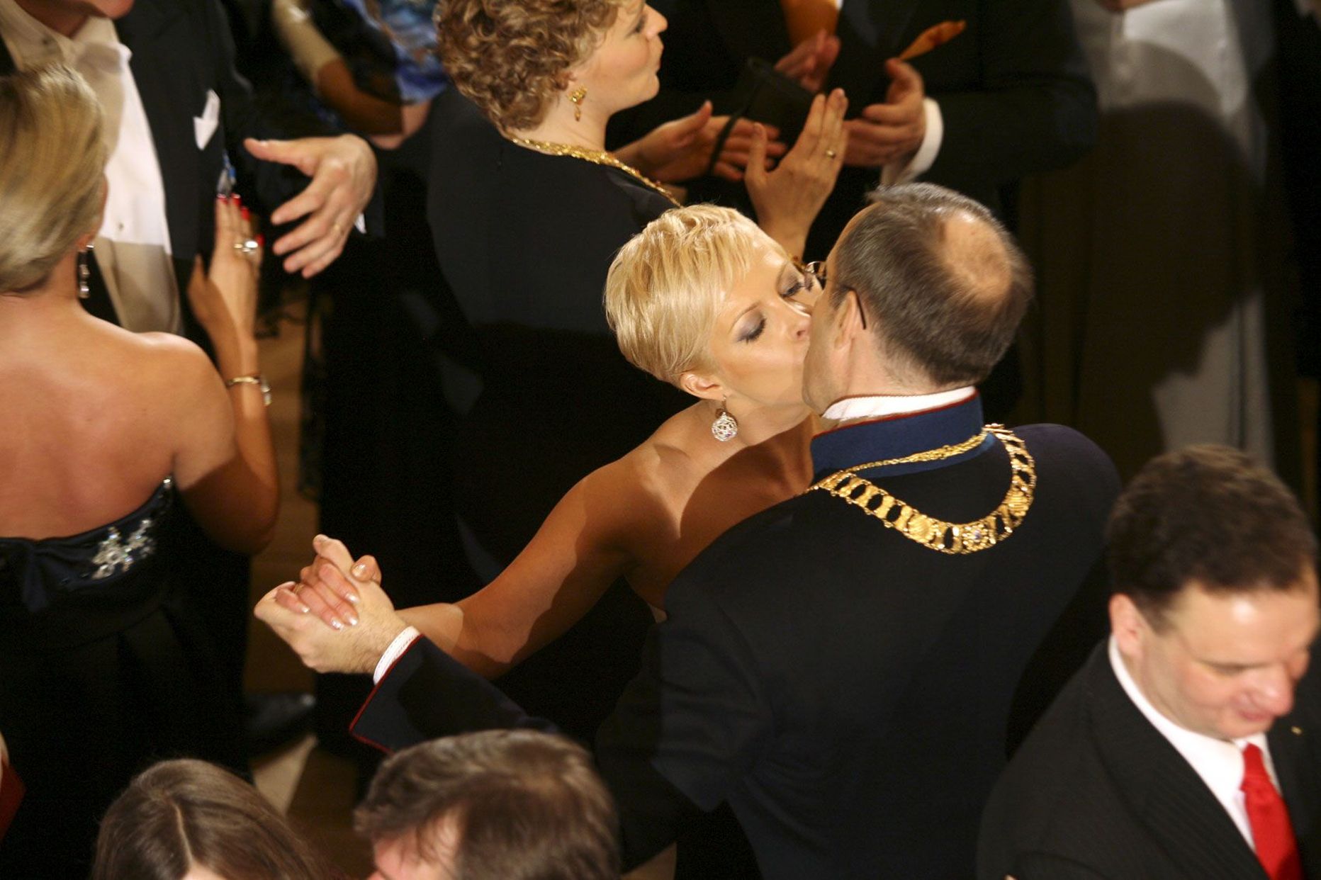 Õrnushetk headel aegadel: 2008. aasta vabariigi aastapäeva vastuvõtule järgnenud ballil keerutasid Evelin
ja Toomas Hendrik Ilves veel üheskoos jalga ning suudlesidki.