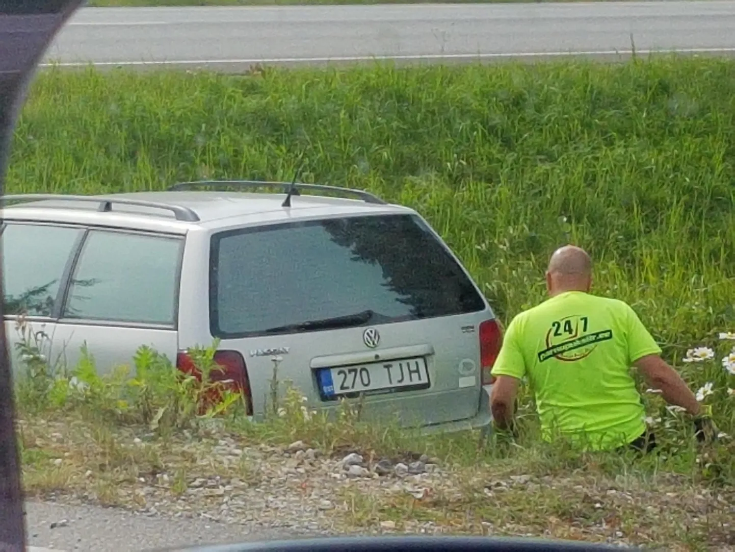 Kokkupõrke vältimiseks sõitis sõiduauto juht teelt välja.