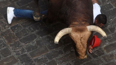 Пугающие фото: разъяренные быки покалечили туристов в Испании