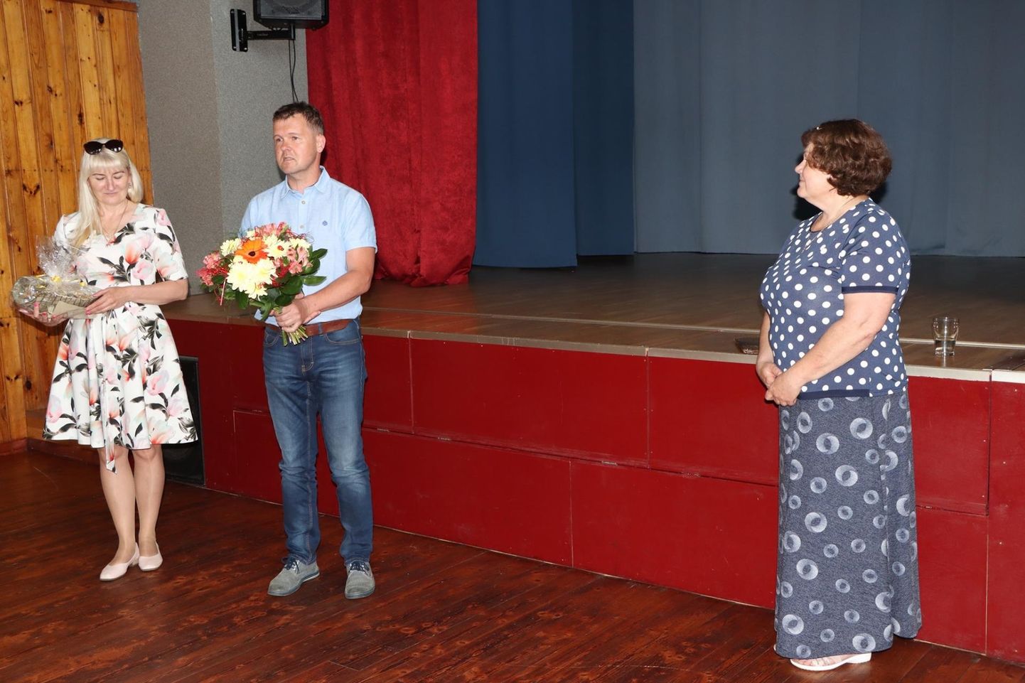 Võru vallavanem Kalmer Puusepp ja abivallavanem Piret Otsatalu õnnitlesid Lasva raamatukogu direktorit Tea Kallastet (paremal) raamatukogu sünnipäeva puhul.