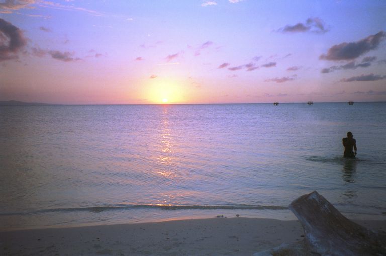 Päikeseloojang Jamaica rannas