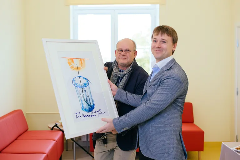 Kunstnik Rein Meresaar õlipastellmaali «Jõulust jõuluni» üleandmine dr Tanel Vahopskile.