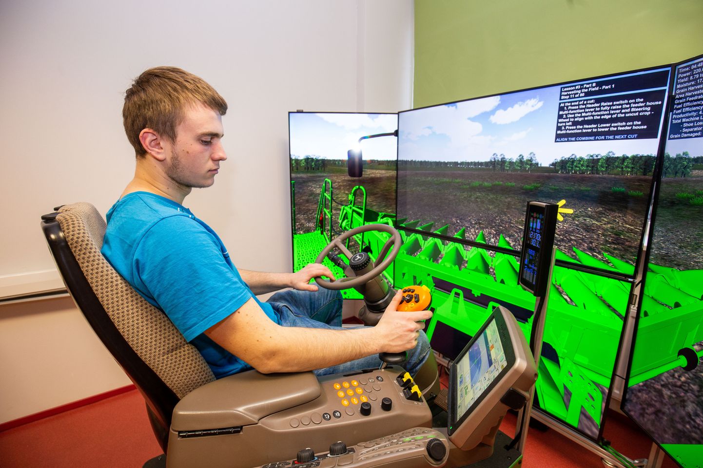 Järvamaa kutsehariduskeskuse juhendaja Felix Lavrentjev näitab kombainijuhtimise simulaatori kasutamist.