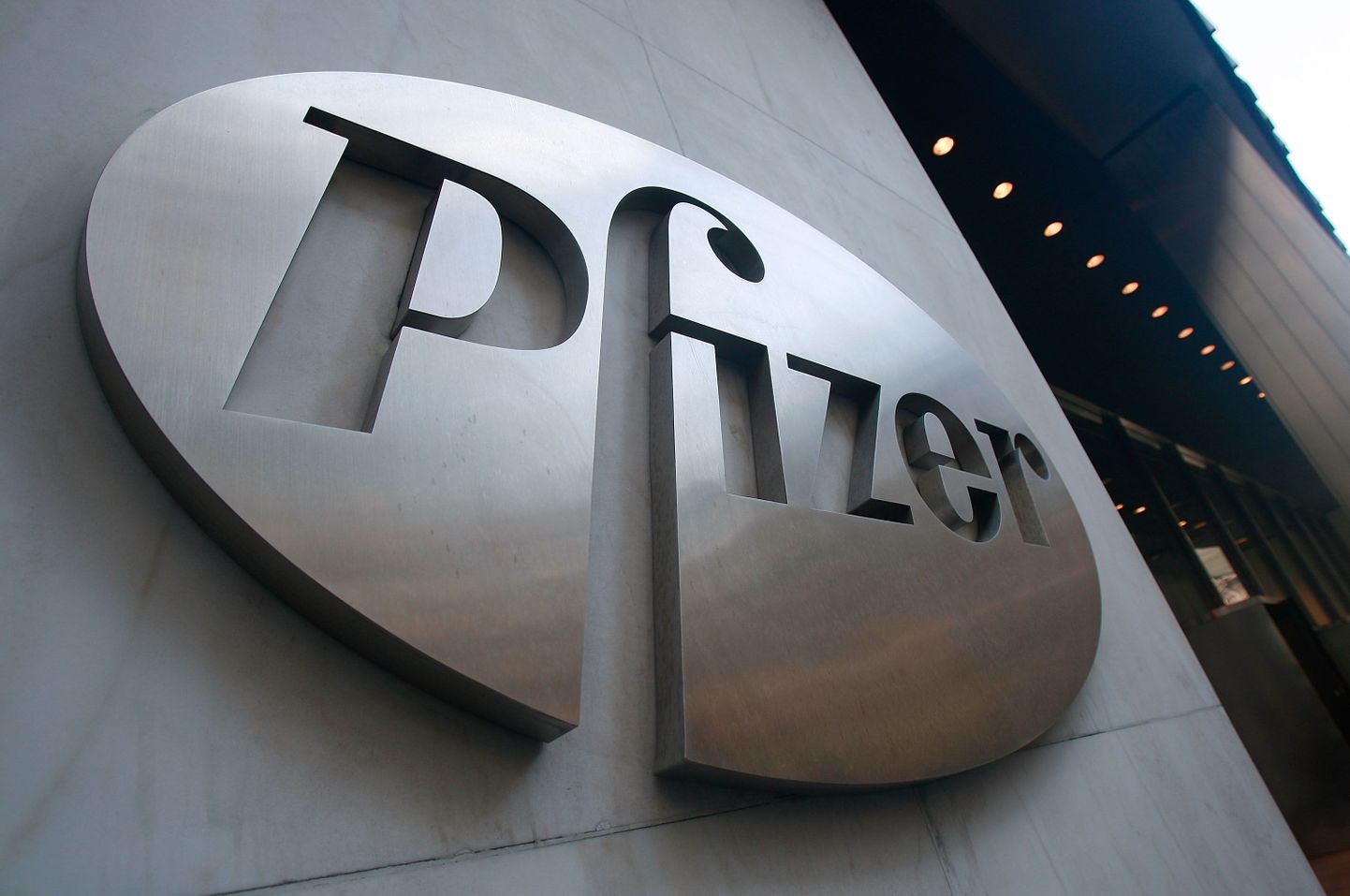 Pfizeri logo ettevõtte peakorteris.