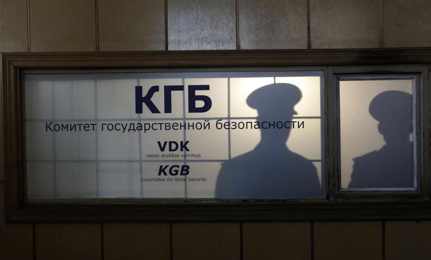 Riias endises KGB hoones asuv valgusinstallatsioon.