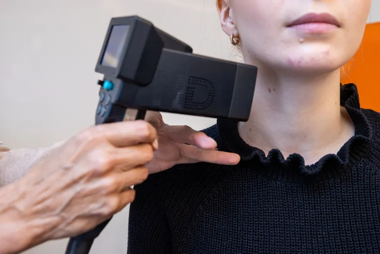 Mobiilne nahakasvajate diagnoosimise kabinet on varustatud kaasaegse aparatuuriga nahakasvajate diagnoosimiseks.