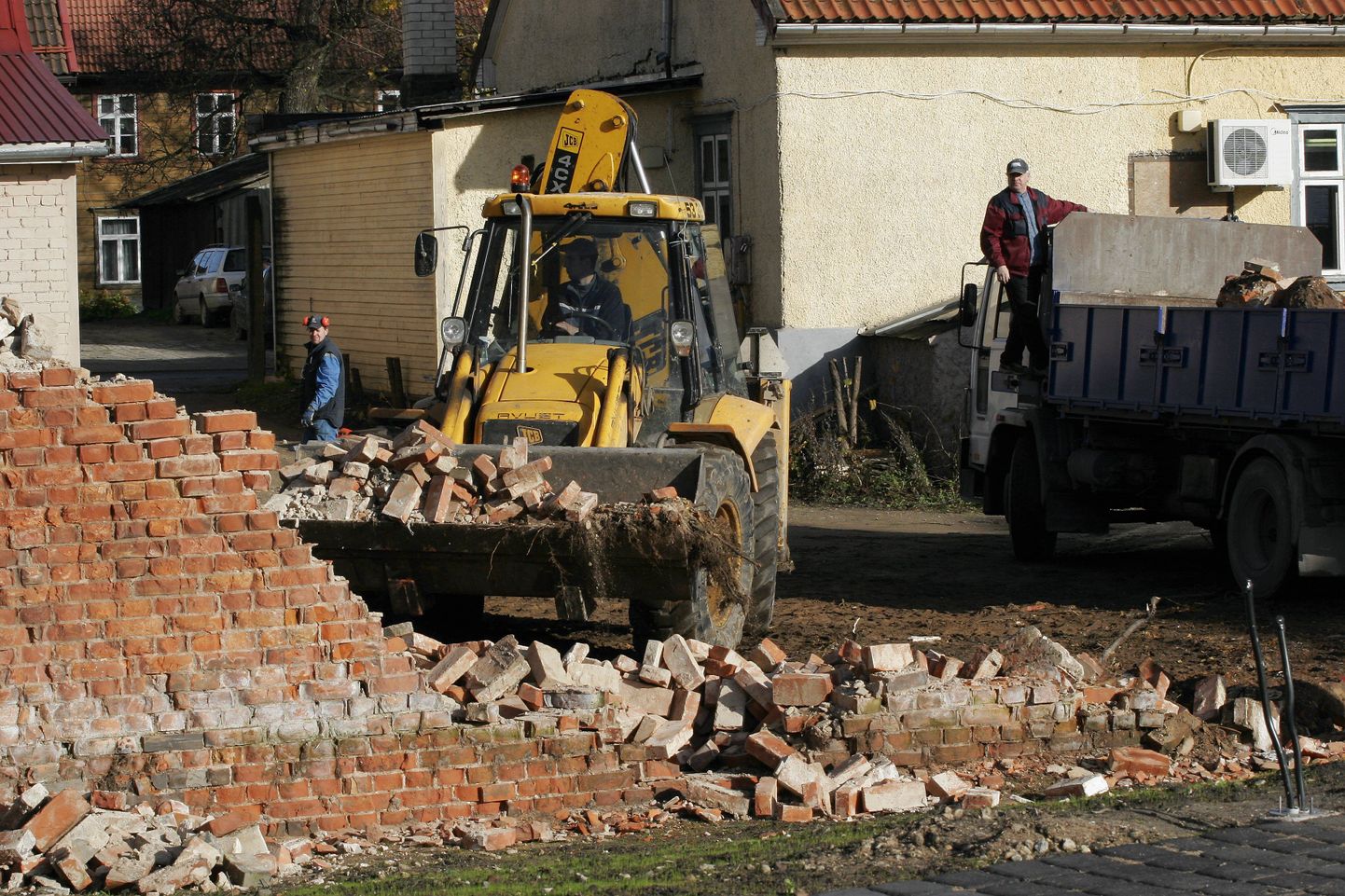Töömehed lammutasid täna lõplikult maha Arkaadia promenaadi ääres seisnud telliskivi müüri.