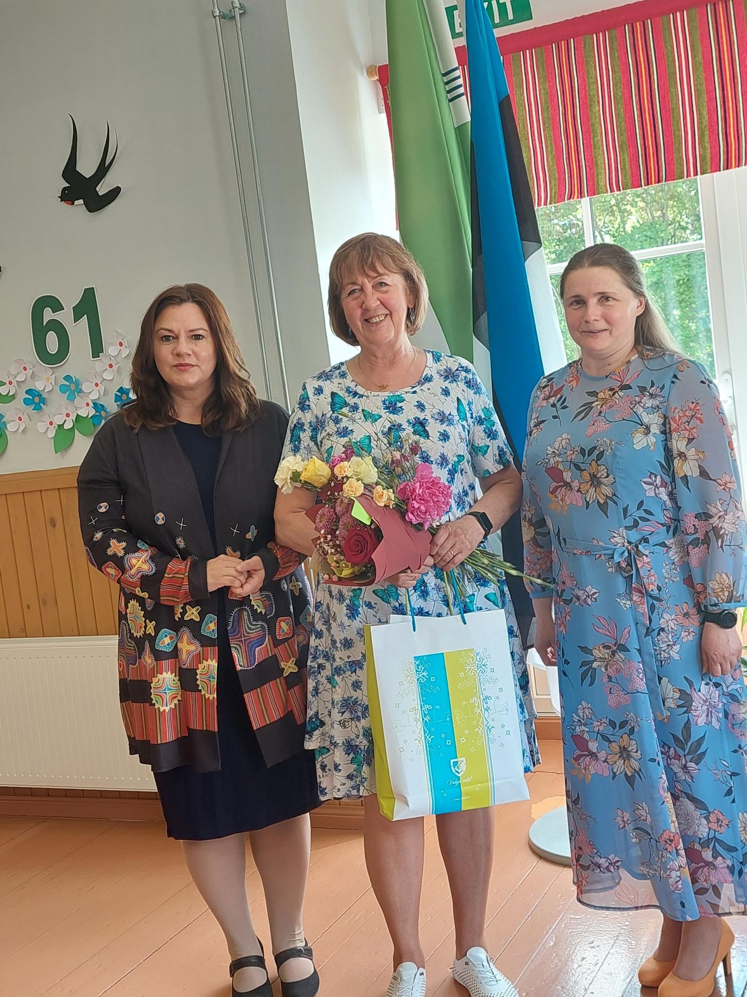 Vanaduspuhkusele siirdunud Evi Oherjus koos Hargla kooli direktori Helen Puusalu ja Valga vallavanema Monika Rogenbaumiga.