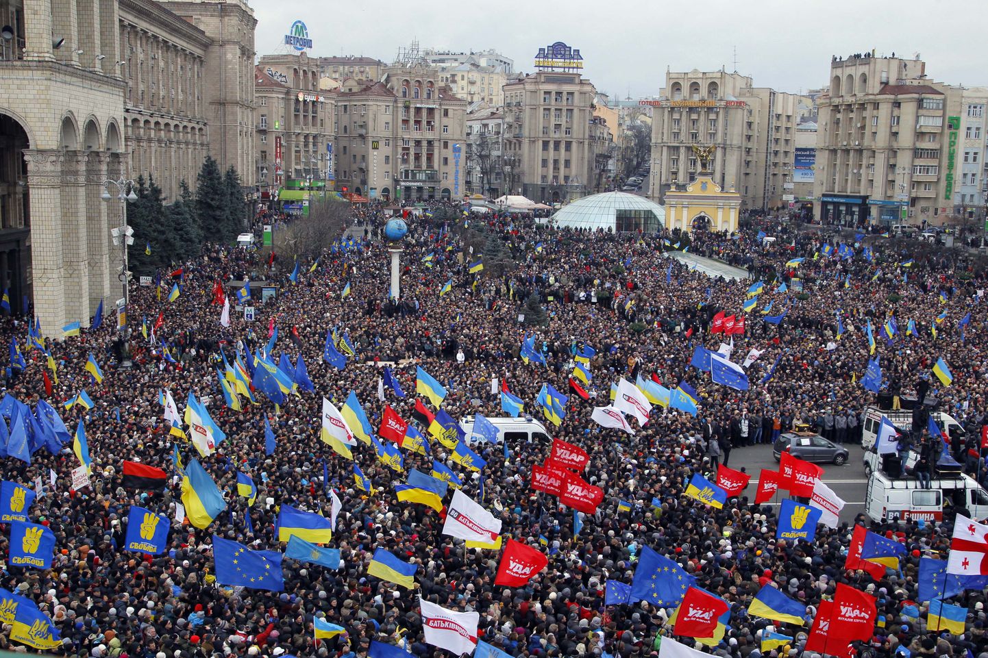 Rahvamassid Kiievi kesklinnas täna.