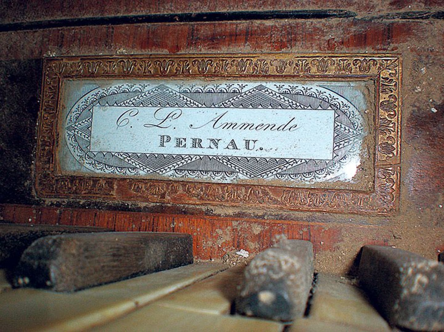 Tahvelklaver «C. L. Ammende. Pernau» ootab restaureerijaid.