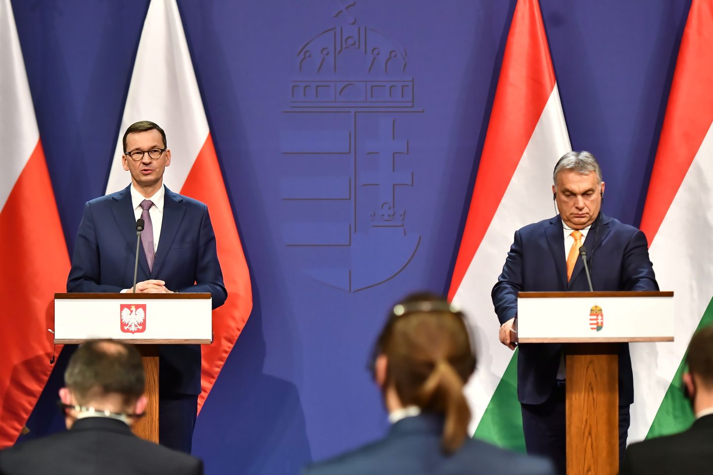 Премьер-министры Польши Матеуш Моравецкий (слева) и Венгрии Виктор Орбан.