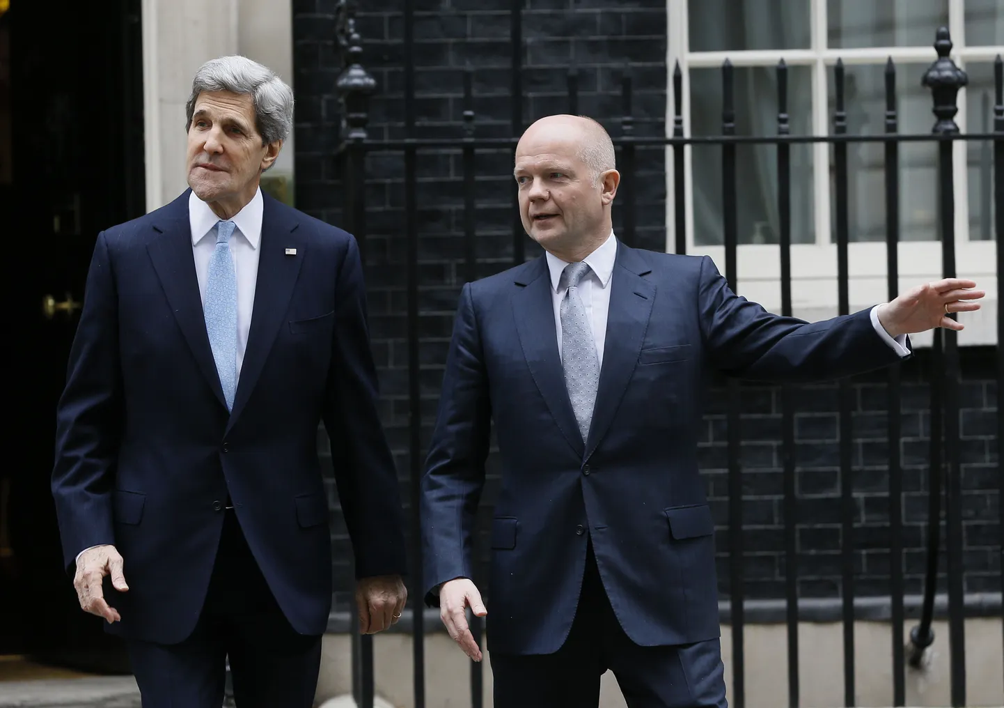 USA välisminister John Kerry (vasakul)lahkub koos Briti kolleegi William Hague'iga Suurbritannia peaministri David Cameroni Downing Streetil asuvast ametiresidentsist.