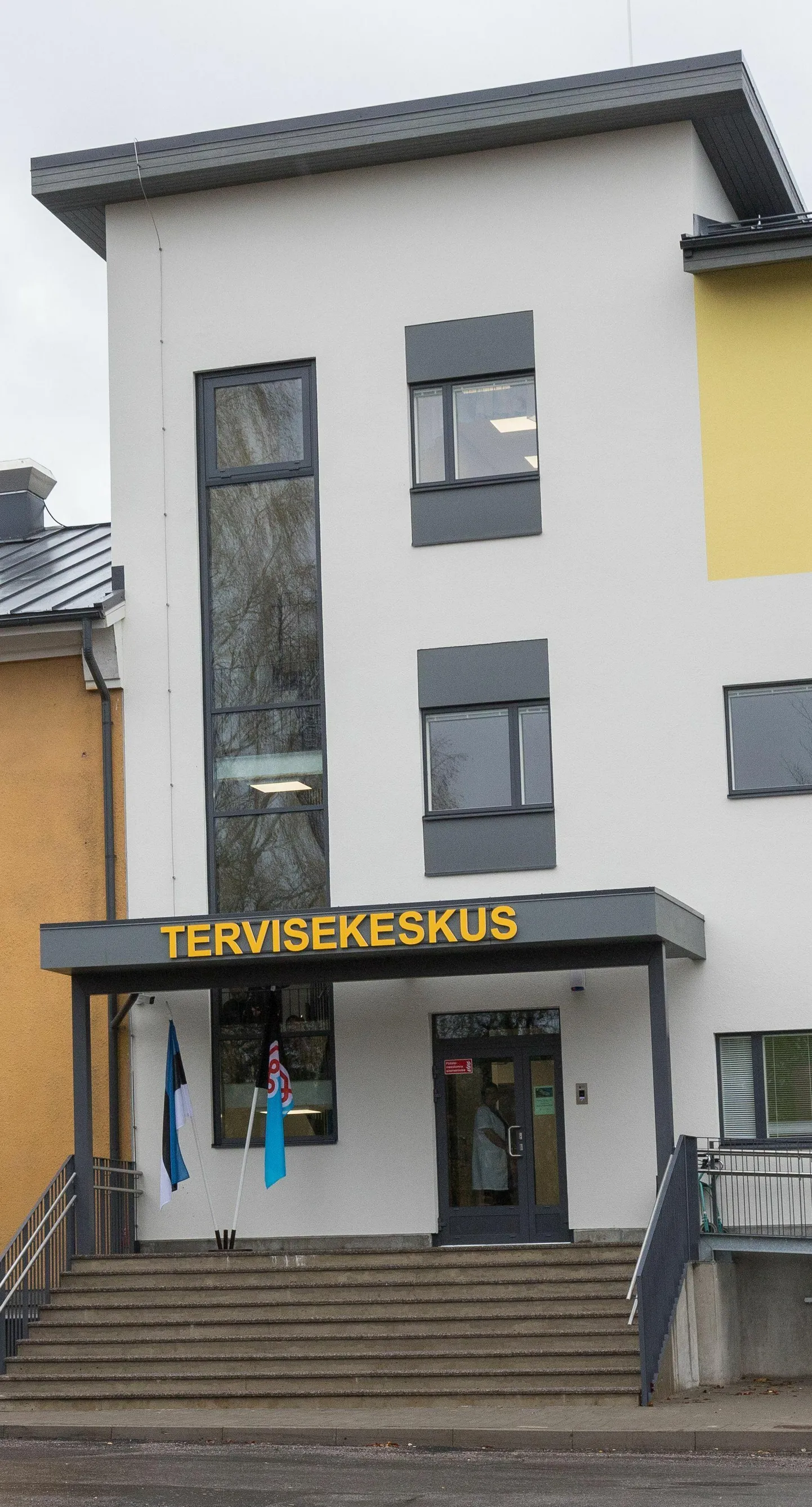 Nelja aasta eest renoveeritud Abja-Paluoja tervisekeskuse avamisel avaldati lootust, et uued ja kaunid tööruumid meelitavad noori perearste. Selgub, et ruumidest ei piisa, ja nüüd tuleb vallal meditsiiniinvesteeringutes samm edasi astuda.