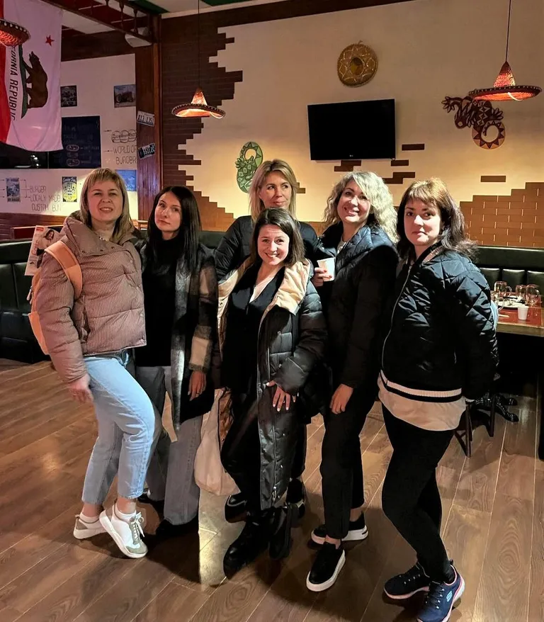 Inna Šulženko (vasakul) koos sõbrannadega. Ees Galina ning Inna kõrval on Nastja, Tatjana, Julia ja veel üks Nastja.