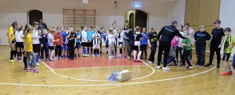 Lõuna-Läänemaa koolide saalijalgpalli karikavõistlustest võttis osa kuus 1.-5. klasside võistkonda ja platsil käis enam kui 50 noort vutisõpra.