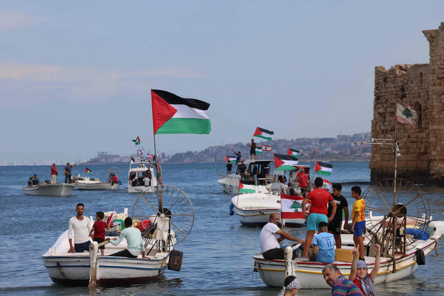 Ливанские рыбаки выступили против решения Израиля о блокаде моря.