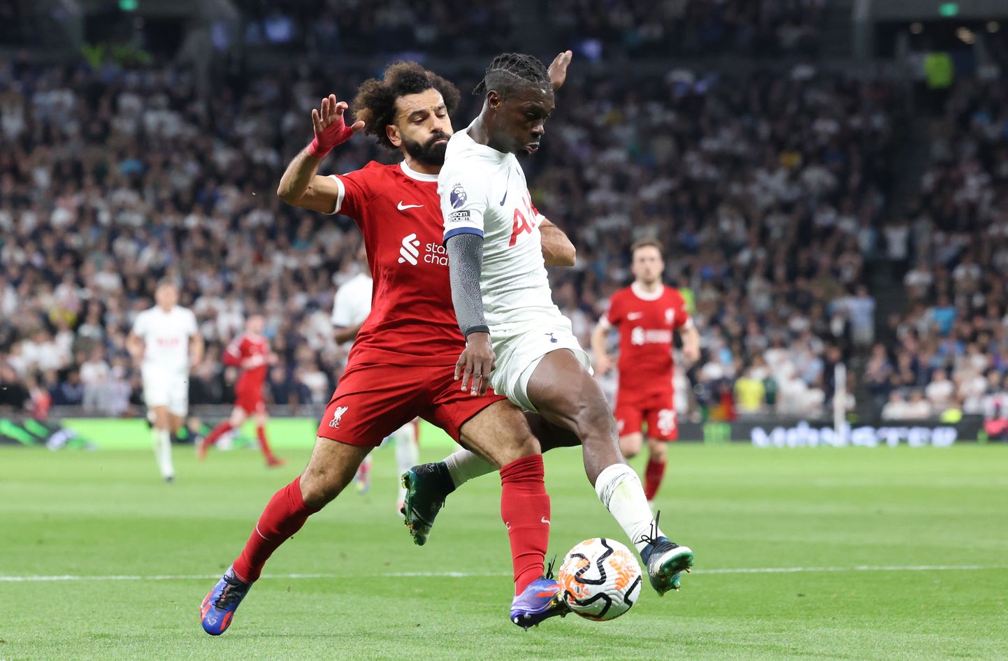 Liverpooli ründaja Mohamed Salah (vasakul) ja Tottenhami mängija Yves Bissouma võitlemas palli pärast. Salah' tööandja on pärast nappi kaotust alustanud õigluse jalule seadmist.