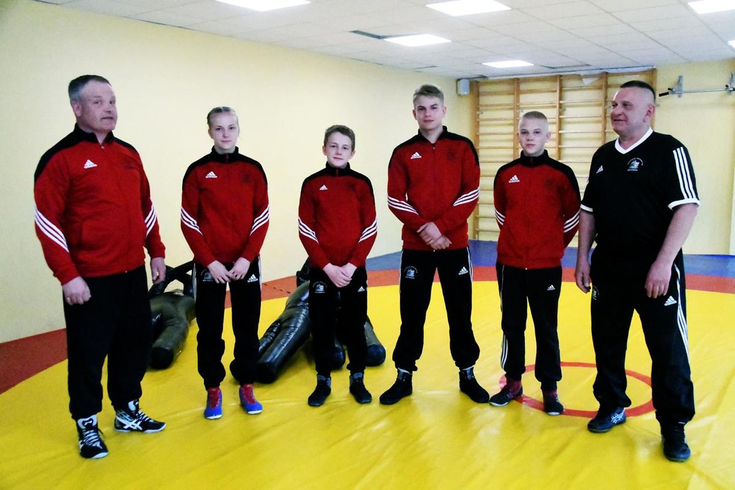 Pildil vasakult: Gristen Heinmets (treener), Tiia-Triin Tomson, Sander Tagu, Robyn Paulberg, Raimond Uibo ja Raigo Paulberg (treener).