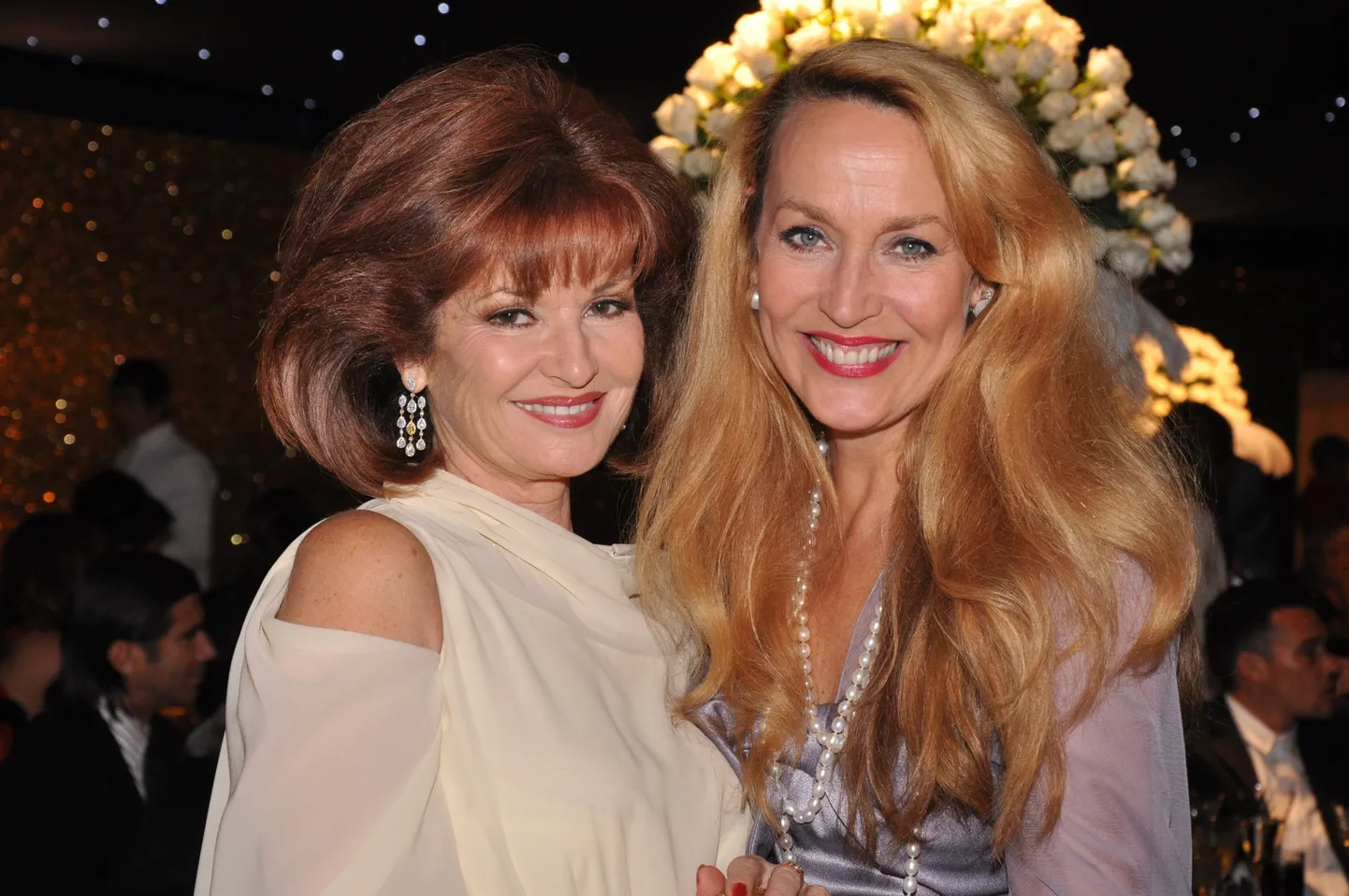 Stephanie Beacham (vasakul) koos Jerry Halliga 2009. aastal.