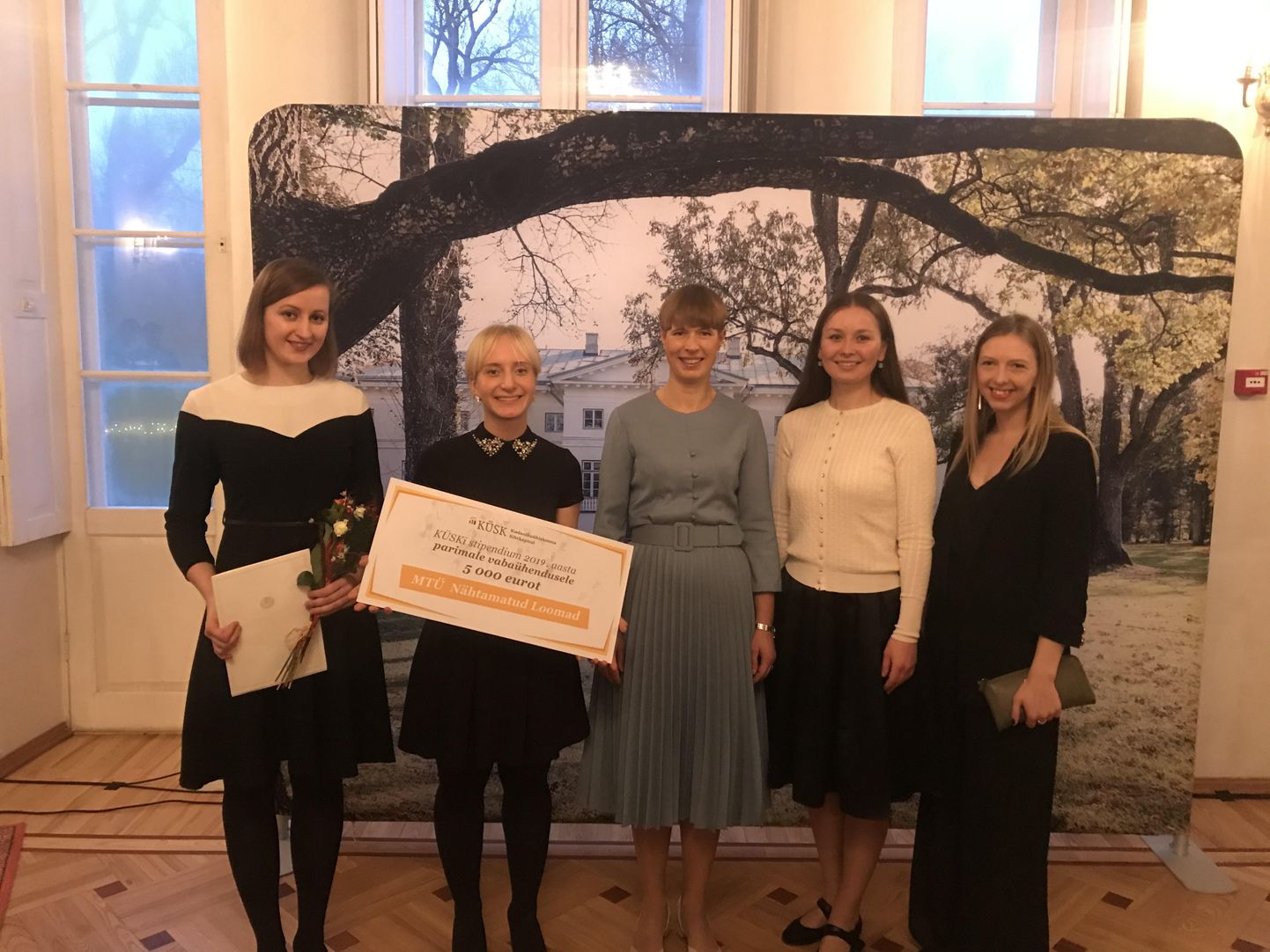 Aasta vabaühenduse Nähtamatud Loomad liikmed koos president Kersti Kaljulaidiga.