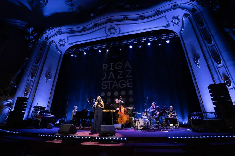 Marianne Leibur esinemas jazz-artistide konkursil Riias.