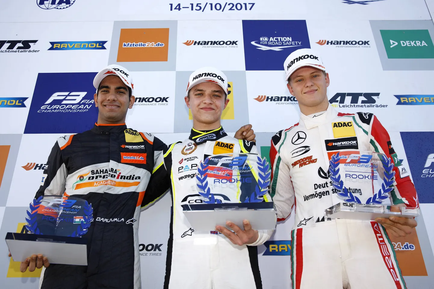 Jehan Daruvala (vasakul) koos Lando Norrise (keskel) ja Mick Schumacheriga (paremal)