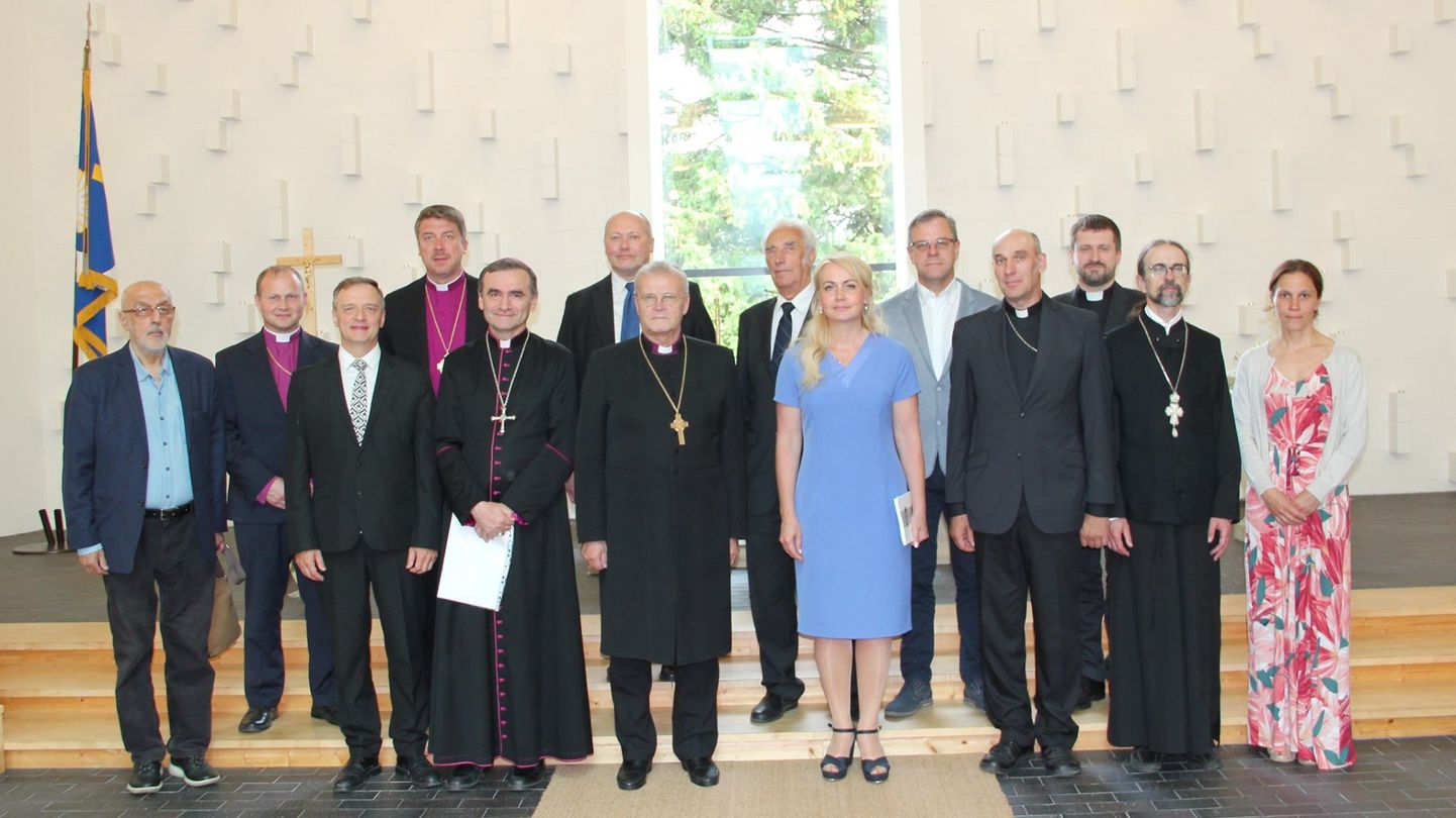 Kogumiku esitlusel osalenud kirikute esindajad ja rahvastikuminister Viimsi Püha Jaakobi kirikus.