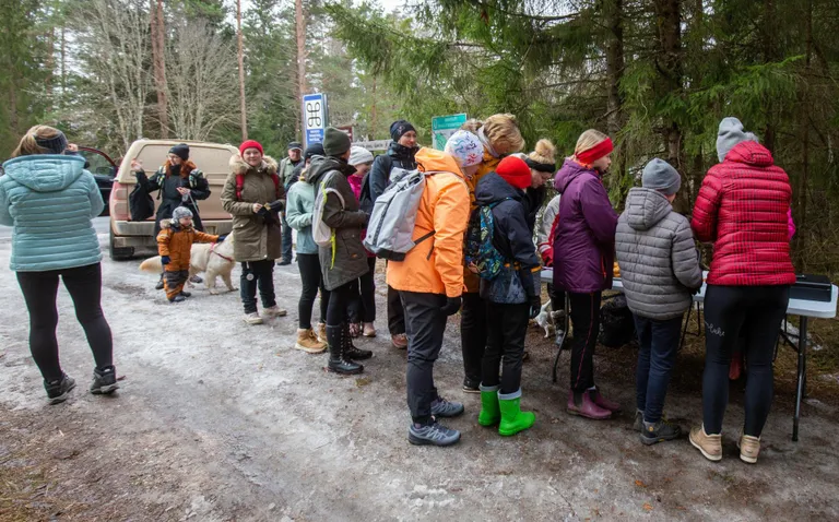 Sissepääs metsa ehk järjekord Sakala tee matka registreerimislaua juures.