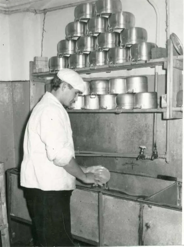 Topošais koks apgūst praktiskās iemaņas Liepājas jūrskolas ēdnīcā. 1964.gads 