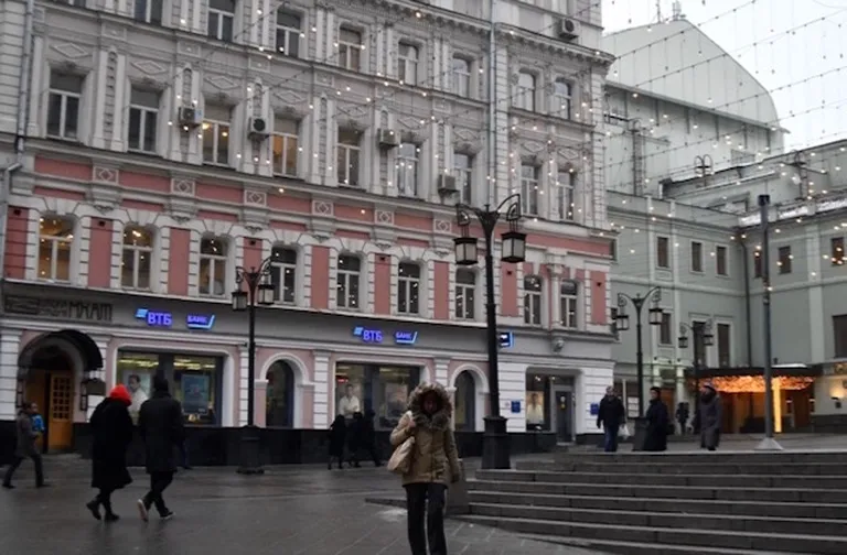 Здание школы-студии МХТ стоит бок о бок с знаменитым театром.