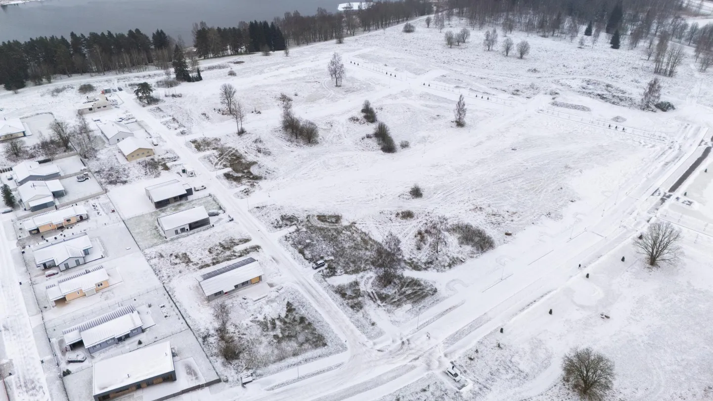 Järveotsa elurajooni uue osa arendusest on valmis 1,3 kilomeetrit uusi tänavaid ja nende all olevaid torustikke, aga kruntide müümiseni pole jõutud, sest suurem osa piirkonnast on kahel põhjusel ajutise kaitse all.