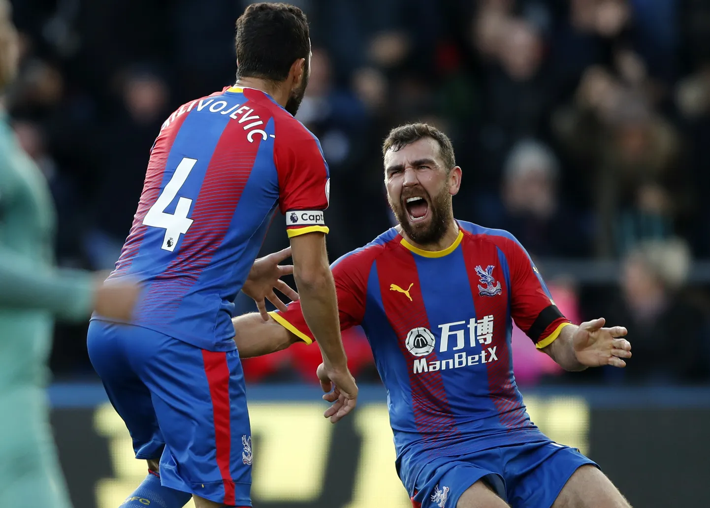 Crystal Palace'i jalgpallurid Luka Milivojevic (vasakul) ja James McArthur tähistavad Arsenalile löödud väravat.