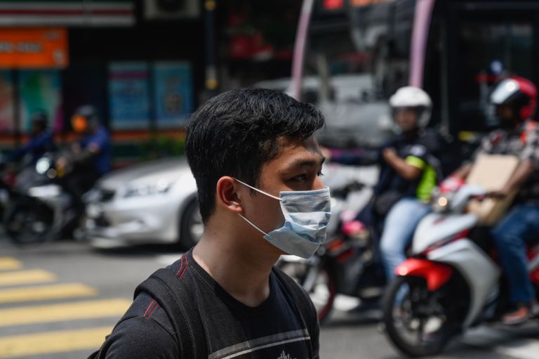 Malaisia ja Indoneesia vahel on lahvatanud sõnasõda metsatuleahjude suitsu teemal. Maski kandev mees Malaisias