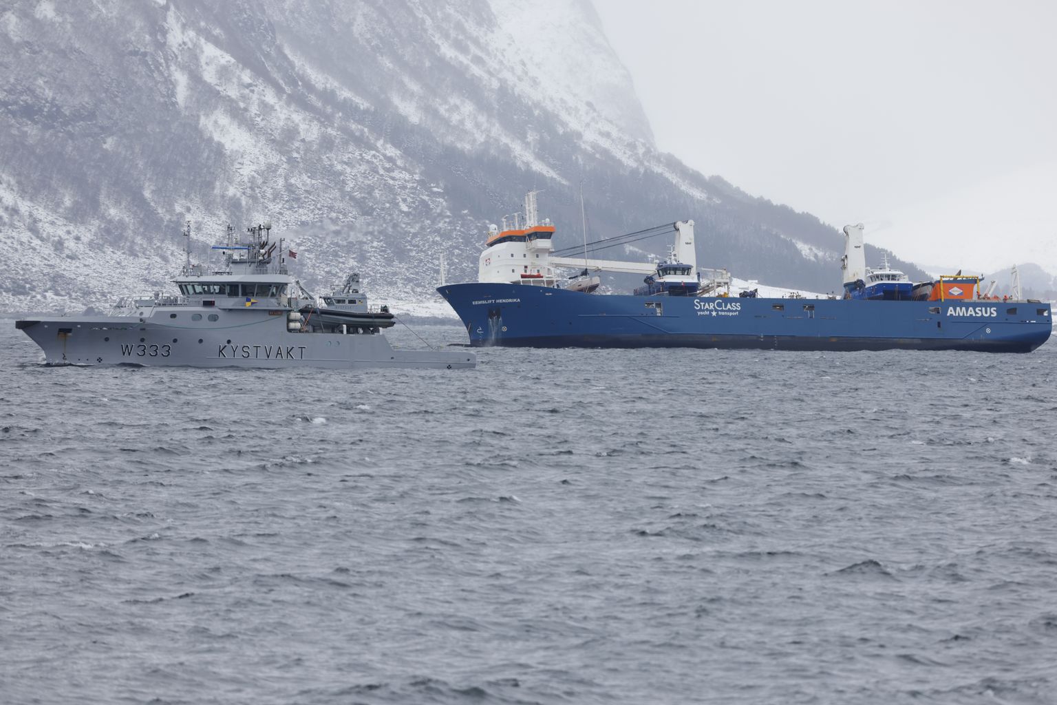 Taani kaubalaev Eemslift Hendrika pääses uppumisest tormisel merel ning jõudis täna merepäästjate trossi otsas Alesundi sadamasse Norra rannikul.