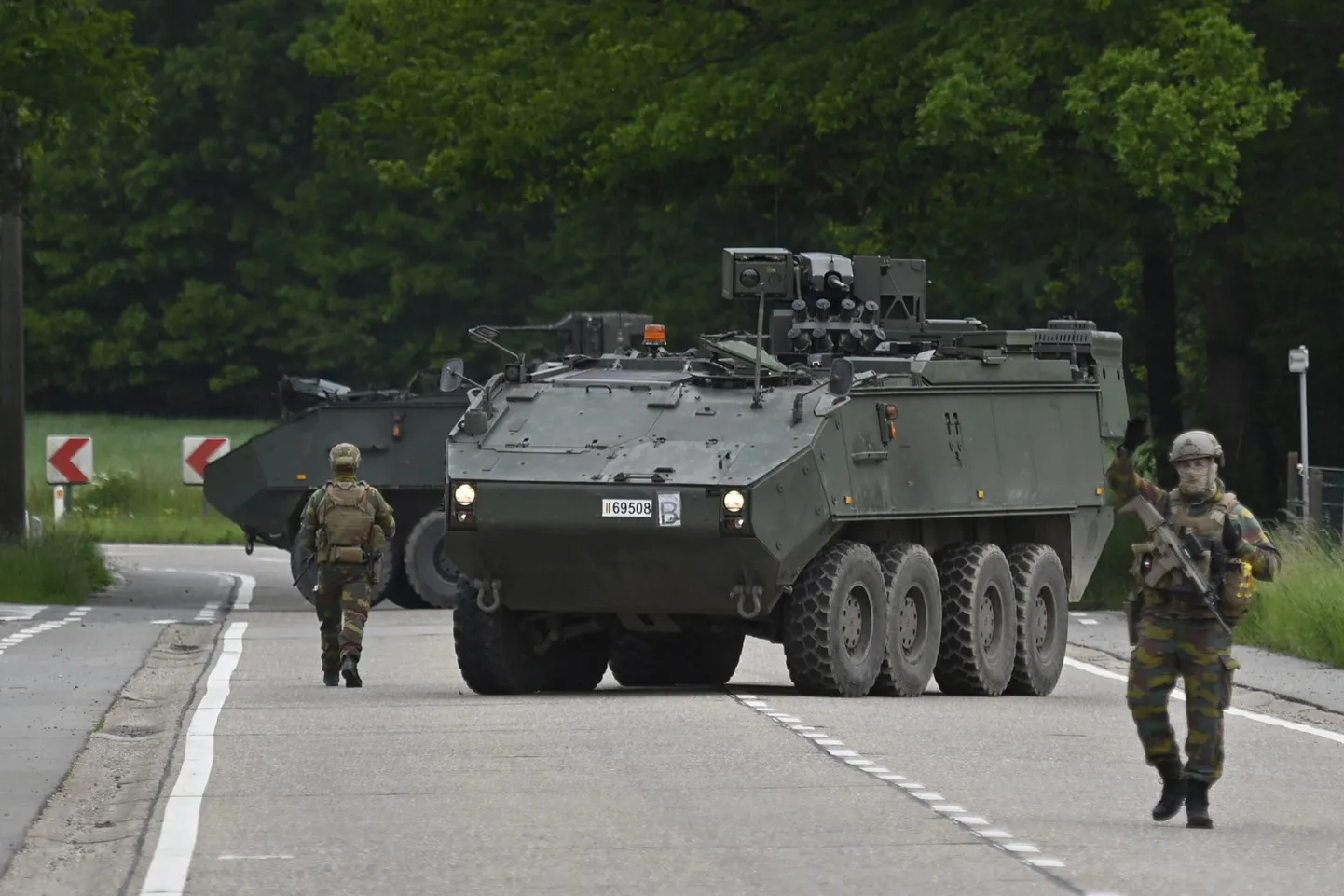 Belgia sõjaväelased ja nende soomuk Hoge Kempeni rahvuspargi lähistel. Hoolimata suurest operatsioonist jäi radikaliseerunud sõdur tabamata.