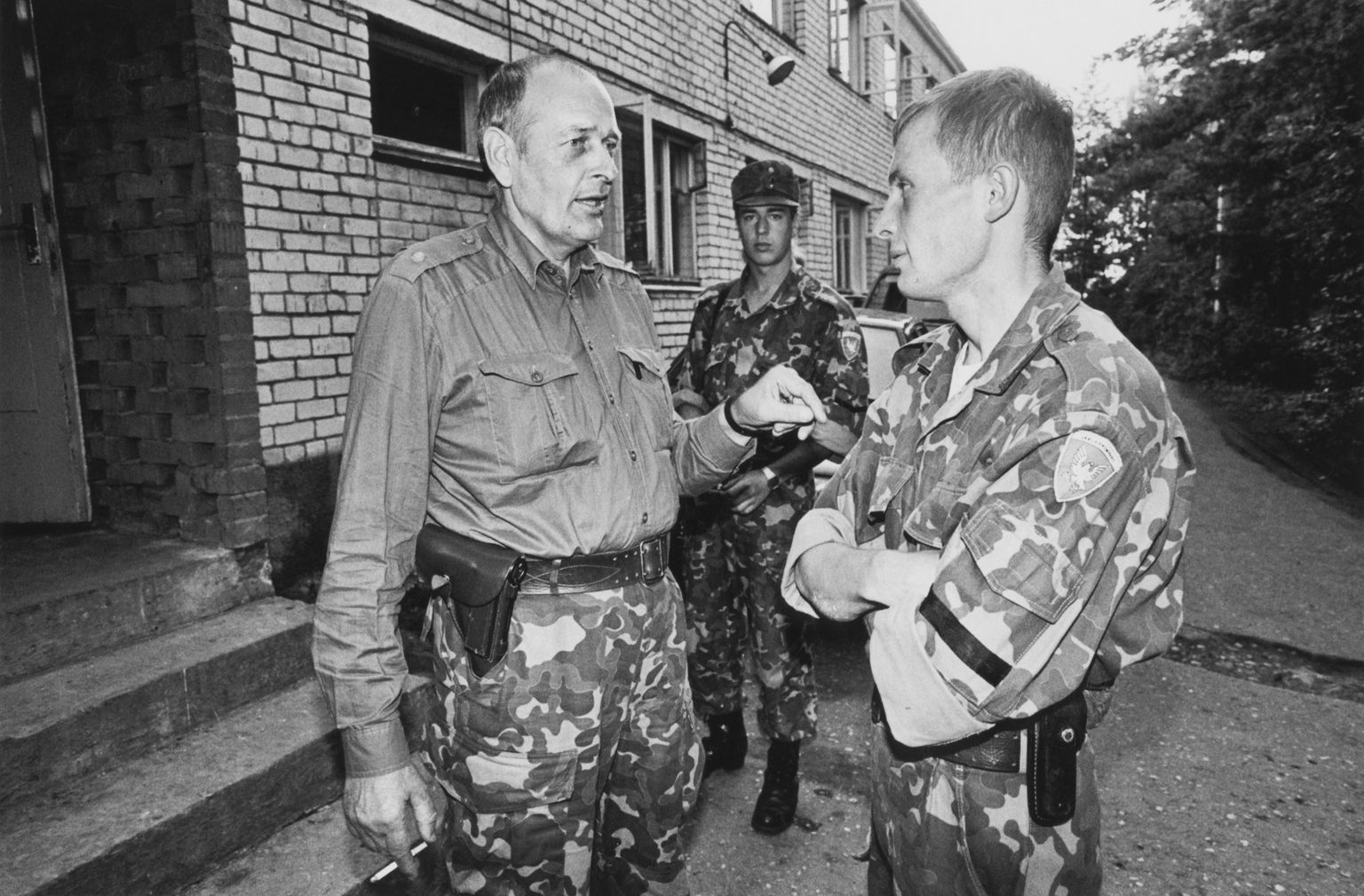 30.07.1993. Jäägrikompanii ülema asetäitja Jaak Mosin (vasakul) ja ülem Asso Kommer Pullapääl.