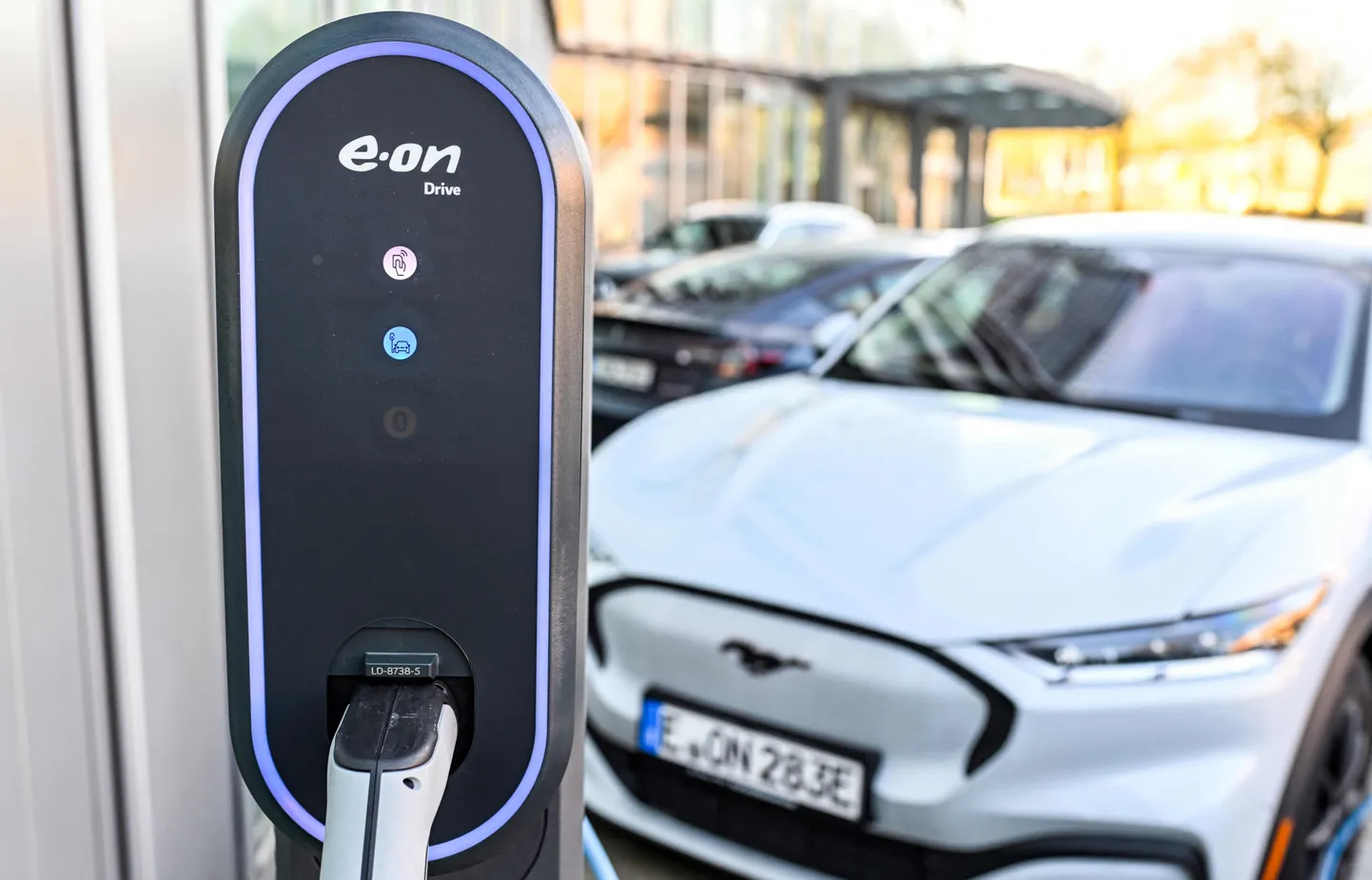 Mõtlik Mustang Saksamaal Esseni laadimisjaamas 16. märtsil 2022. Ford taotleb parasjagu patenti mootorile, milles vesinik ja õhk täiusliku tasakaalu leiaksid. Seega oleks väidetavalt välistatud jõuallika õhkulendamine ja kahjustused kõigele ümbritsevale.
