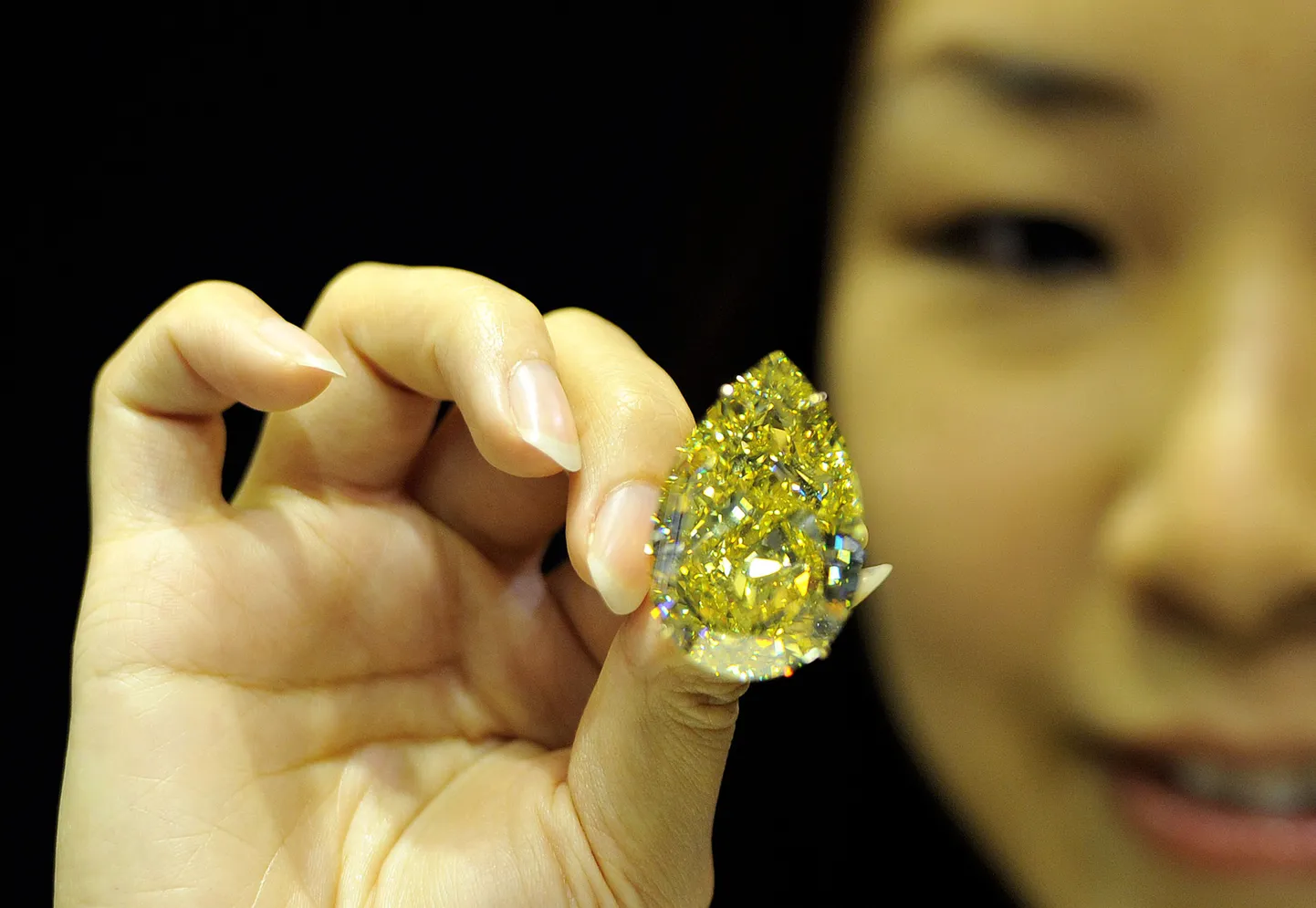Sotheby oksjonimaja töötaja esitlemas täna Hong Kongis peagi müügile minevat teemanti.
