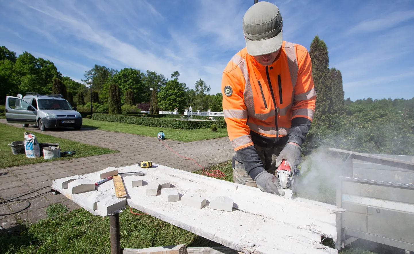 Oru pargi lossiplatsil uuendatakse praegu treppe ja kalade purskkaevu. Lossiaed saab sel nädalal ka uut sisu: lossi virtuaaltuuri ja muusikaallee.