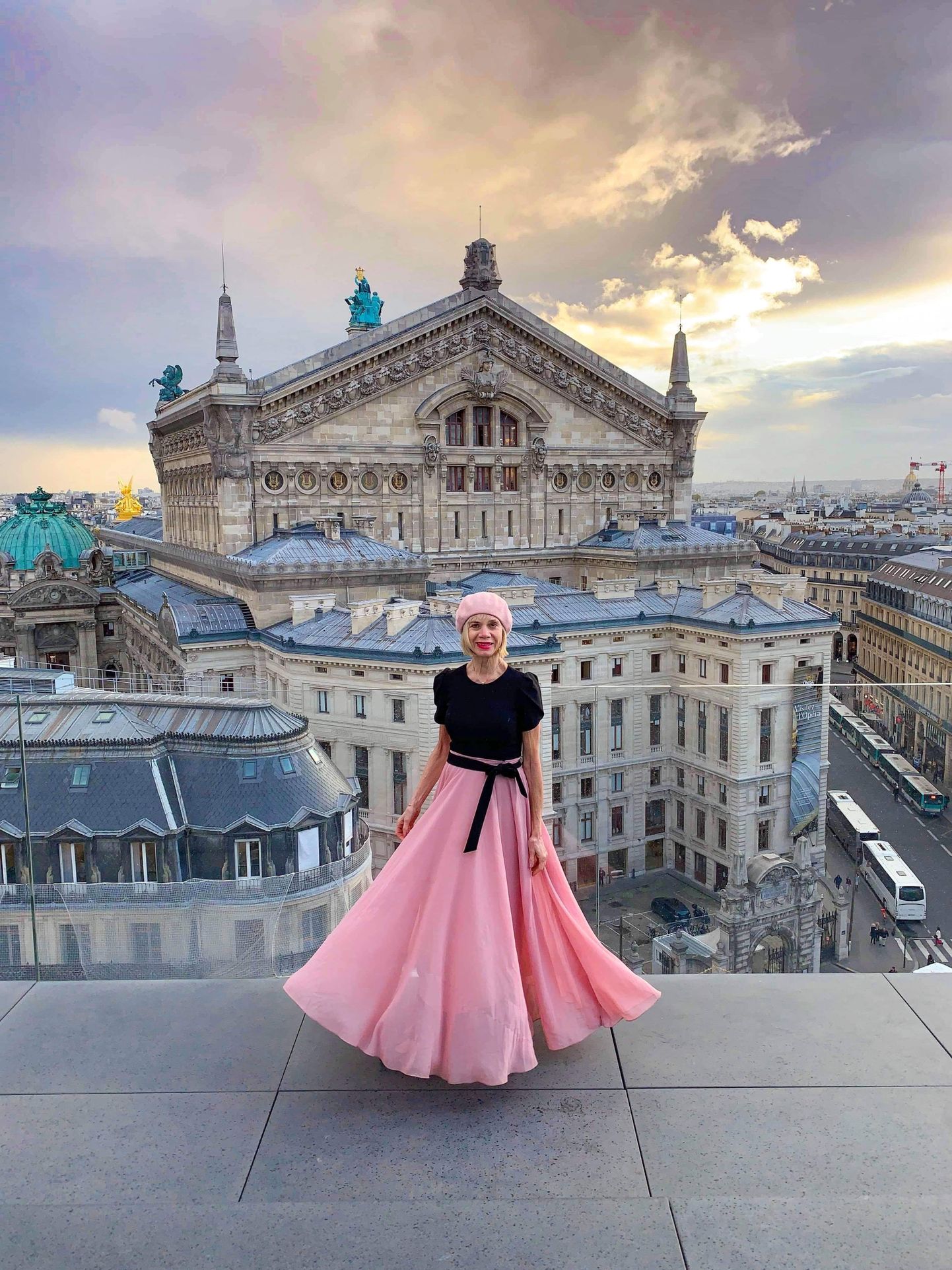 Linda Malys Yore Pariisi ooperimaja ees