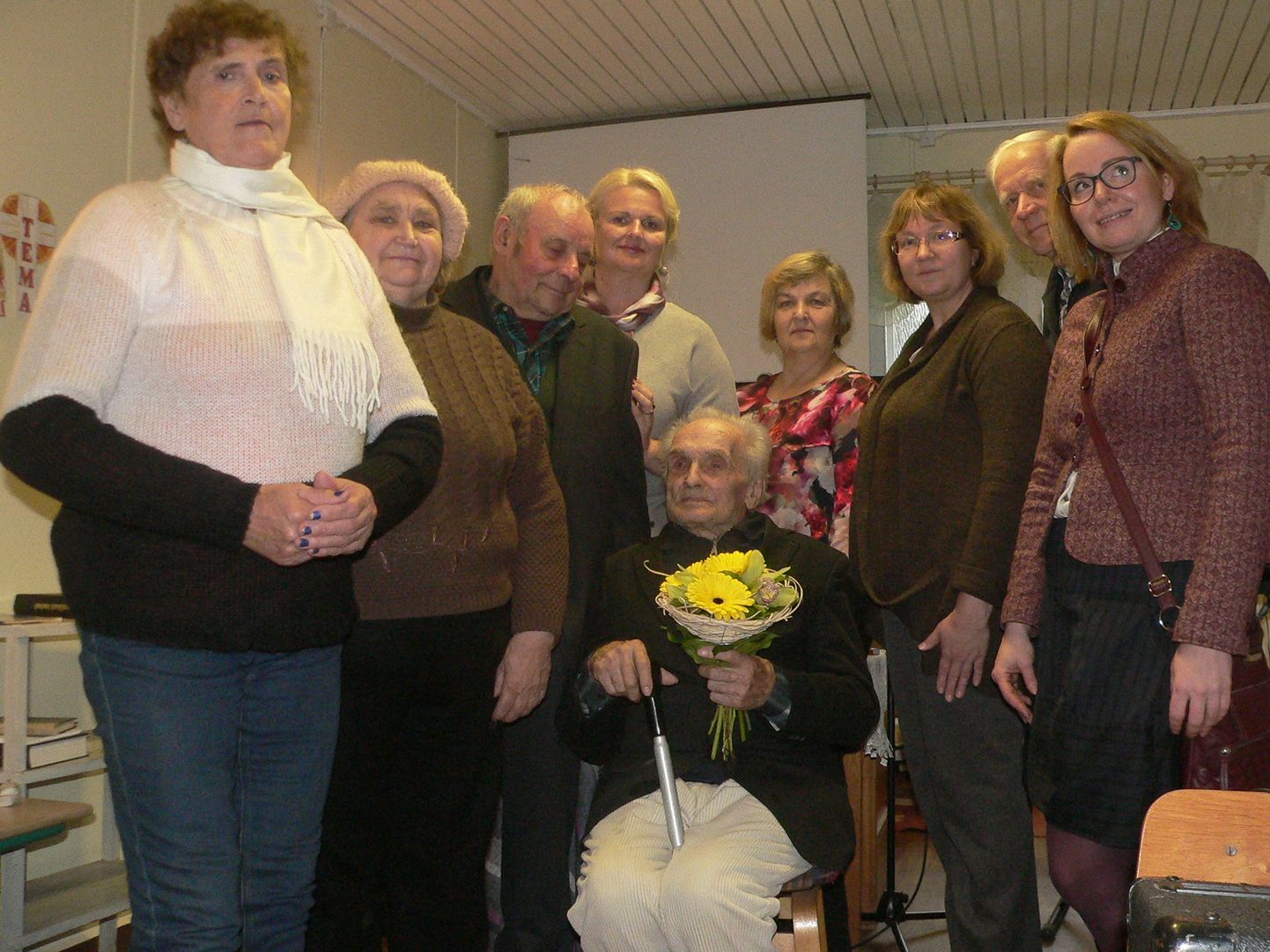 Lisaks lähedastele õnnitlesid Hugo-Eduardit ka Räpina vallavanem Enel Liin (vasakult neljas) ja valla sotsiaaltöötajad Katrin Taimre (paremalt kolmas) ja Karmen Kukk (paremalt neljas).