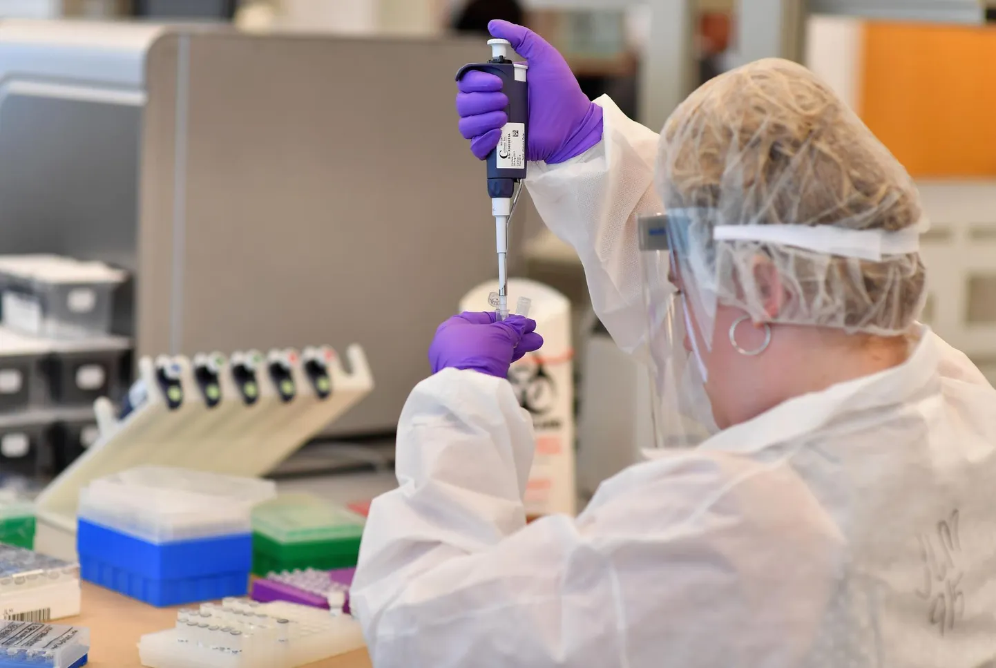 Oma DNA andmed meelelahutuslikul eesmärgil geeniportaali üles laadinud mees ei teadnud, et veebilehele registreerides oli ta nõustunud tingimustega, et tema andmeid võib kasutada ka politsei. Pilt on illustratiivne.