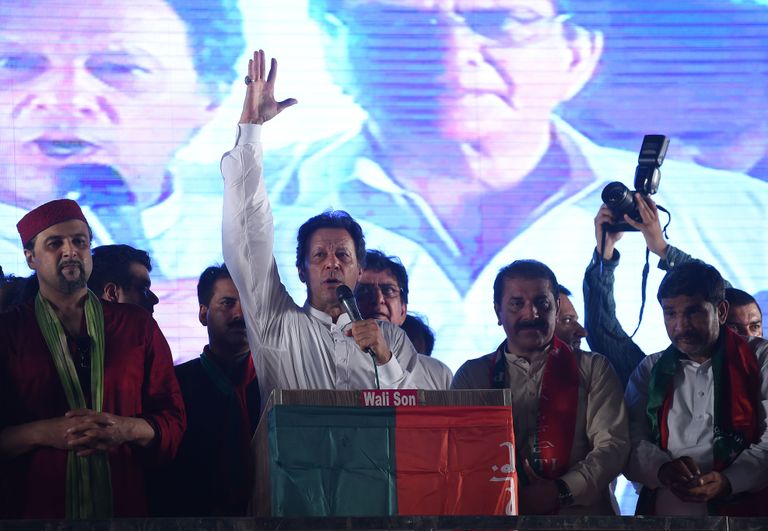 Imran Khan (keskel) tervitab toetajaid. Ta asutas oma tsentristliku erakonna 1996. aastal ja on järjepidevalt tõusnud Pakistani poliitilise välja oluliseks mängijaks. 