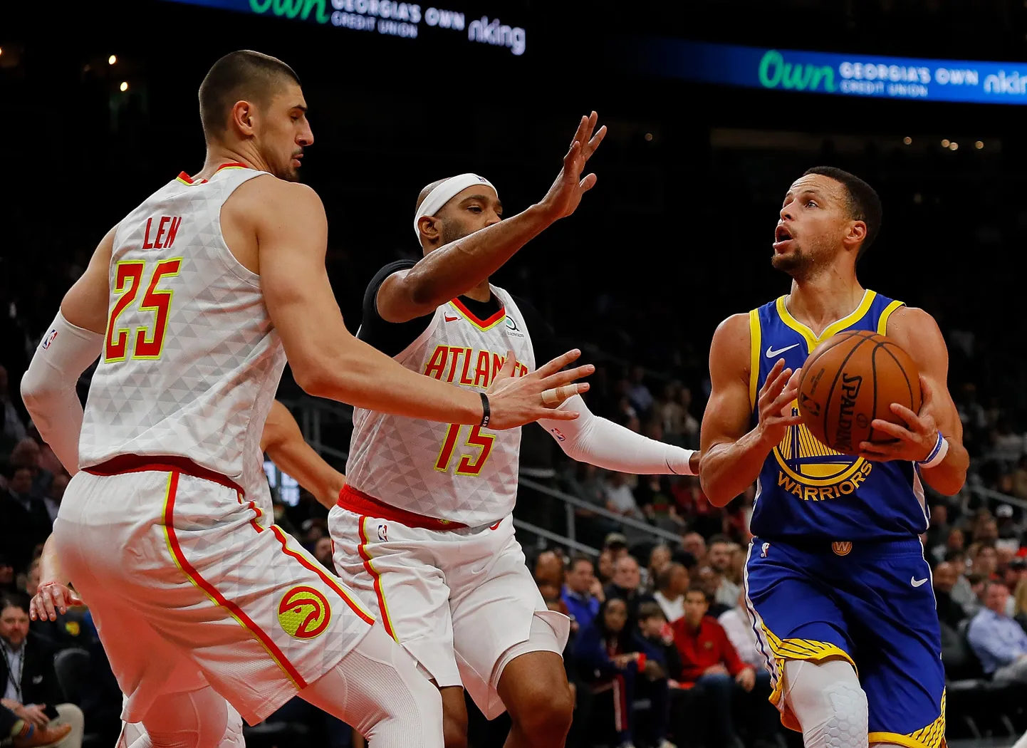 Stephen Curry (paremal) ega Vince Carter (keskel) ei usu, et inimjalg on Kuul astunud.
