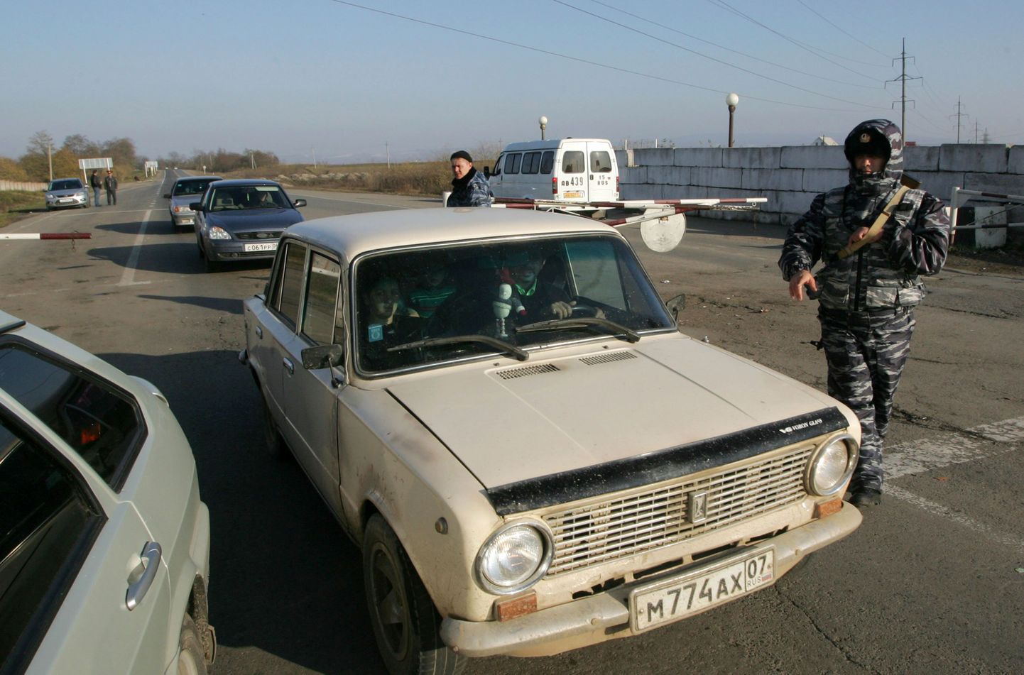 Vene miilits kontrollimas sõidukeid Põhja-Osseetia pealinnas Vladikavkazis.