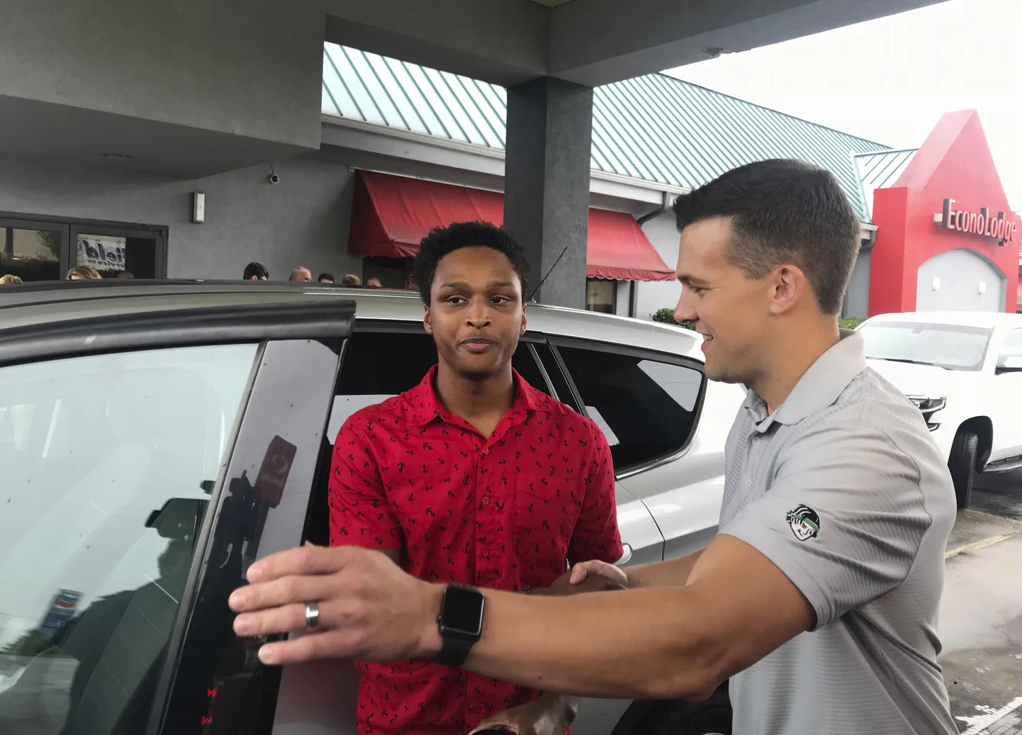 Alabama tudeng Walter Carr, vasakul, saab autovõtmed Bellhopsi kolimisfirma tegevjuhilt Luke Marklinilt.