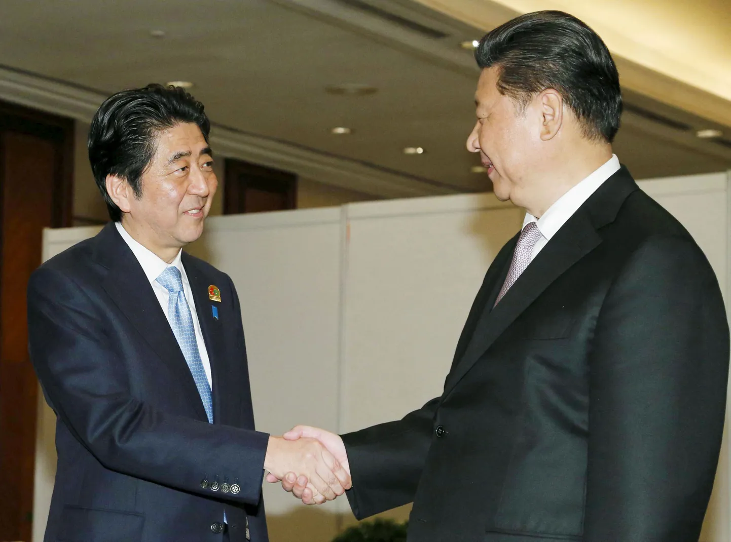 Vasakul Shinzo Abe, paremal Hiina president Xi Jinping