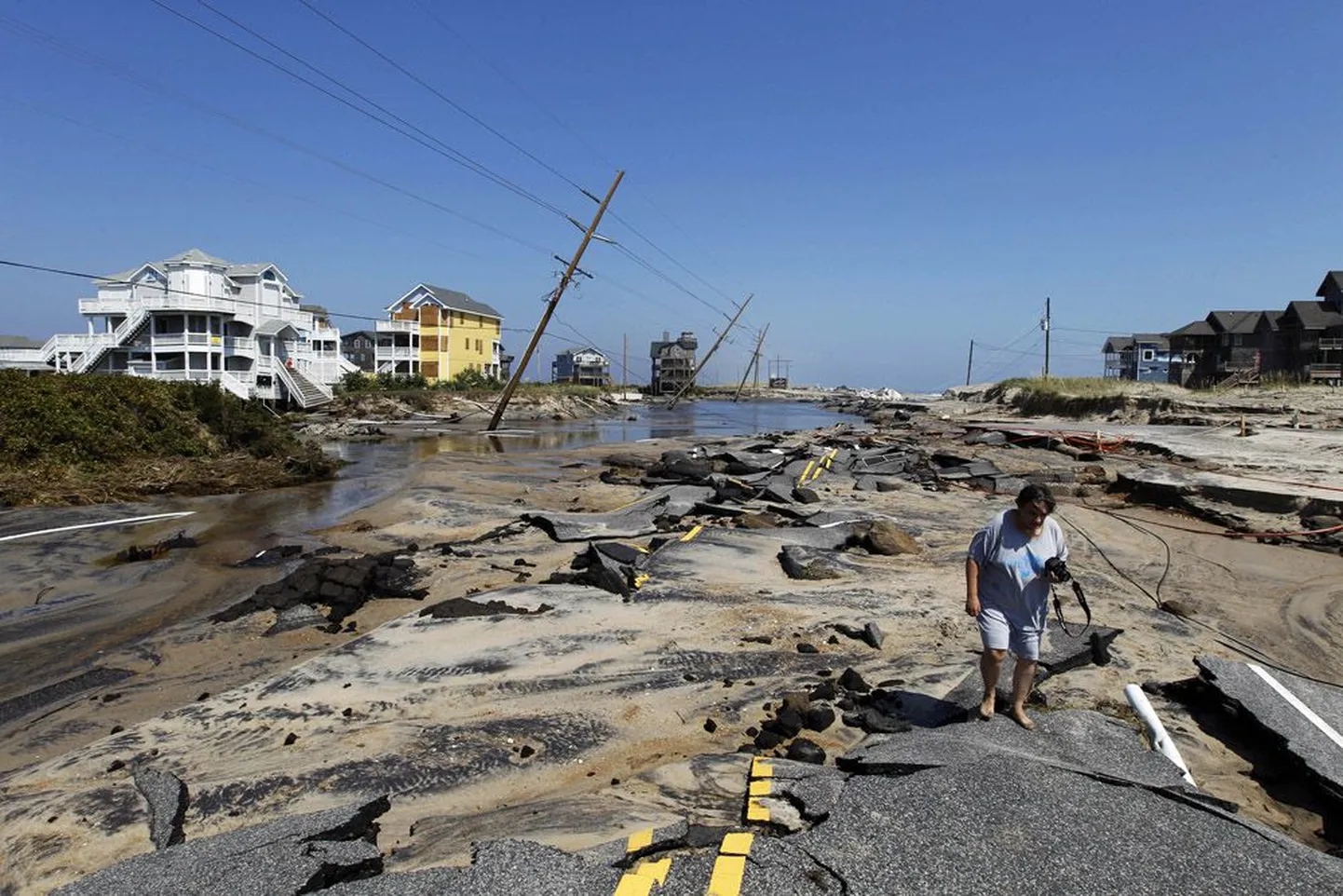 Irene’ile ette jäänud Rodanthe’is Põhja-  Carolina osariigis hävitas torm rannikut maismaaga ühendava tee. USA võimud tegelevad veel sadade teiste kahjustatud maanteede parandamisega.
