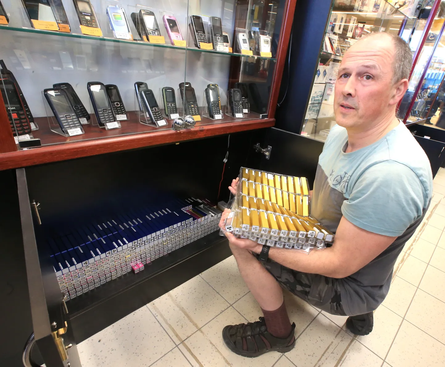 Germandia telefonipoe omanik Mart Nöps näitas akupankasid, mida ta jaokaupa Ukrainasse saadab.